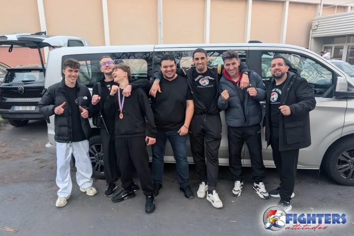 L&rsquo;Ã©quipe de Fighters Attitudes devant le Palais des Sports de Bondy pour le championnat de France de light contact 2026